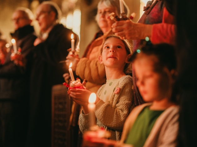 children holding christingle oranges