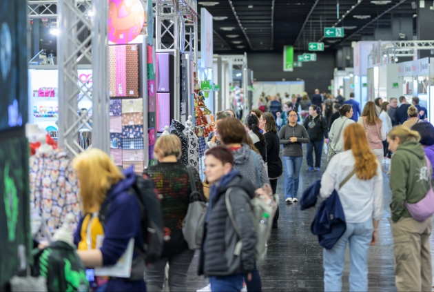 people walking in busy trade show 